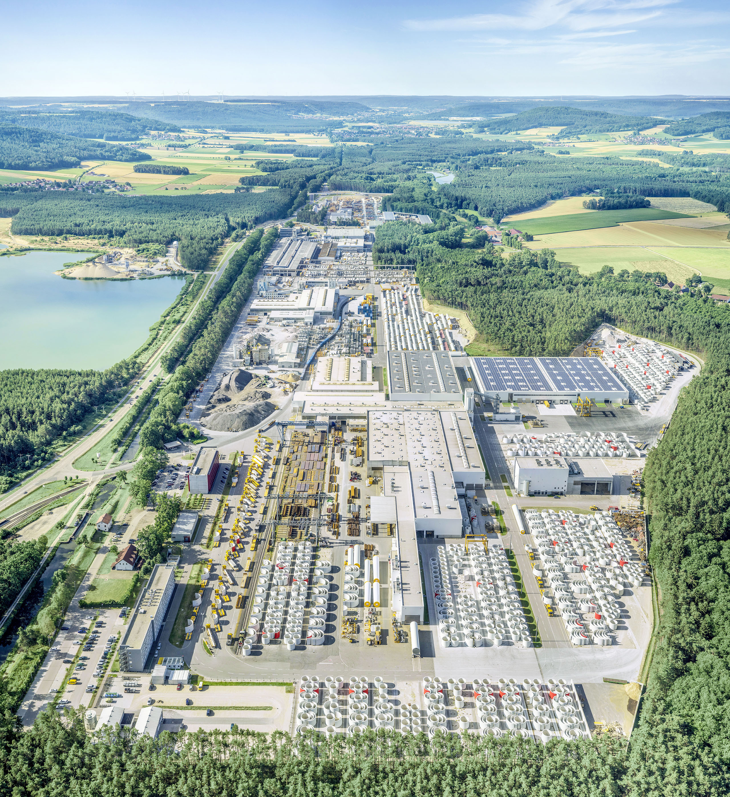Luftbildaufnahme des gesamten Industriegeländes der Firma Max Bögl bei Sengenthal mit Blick in Richtung Süden