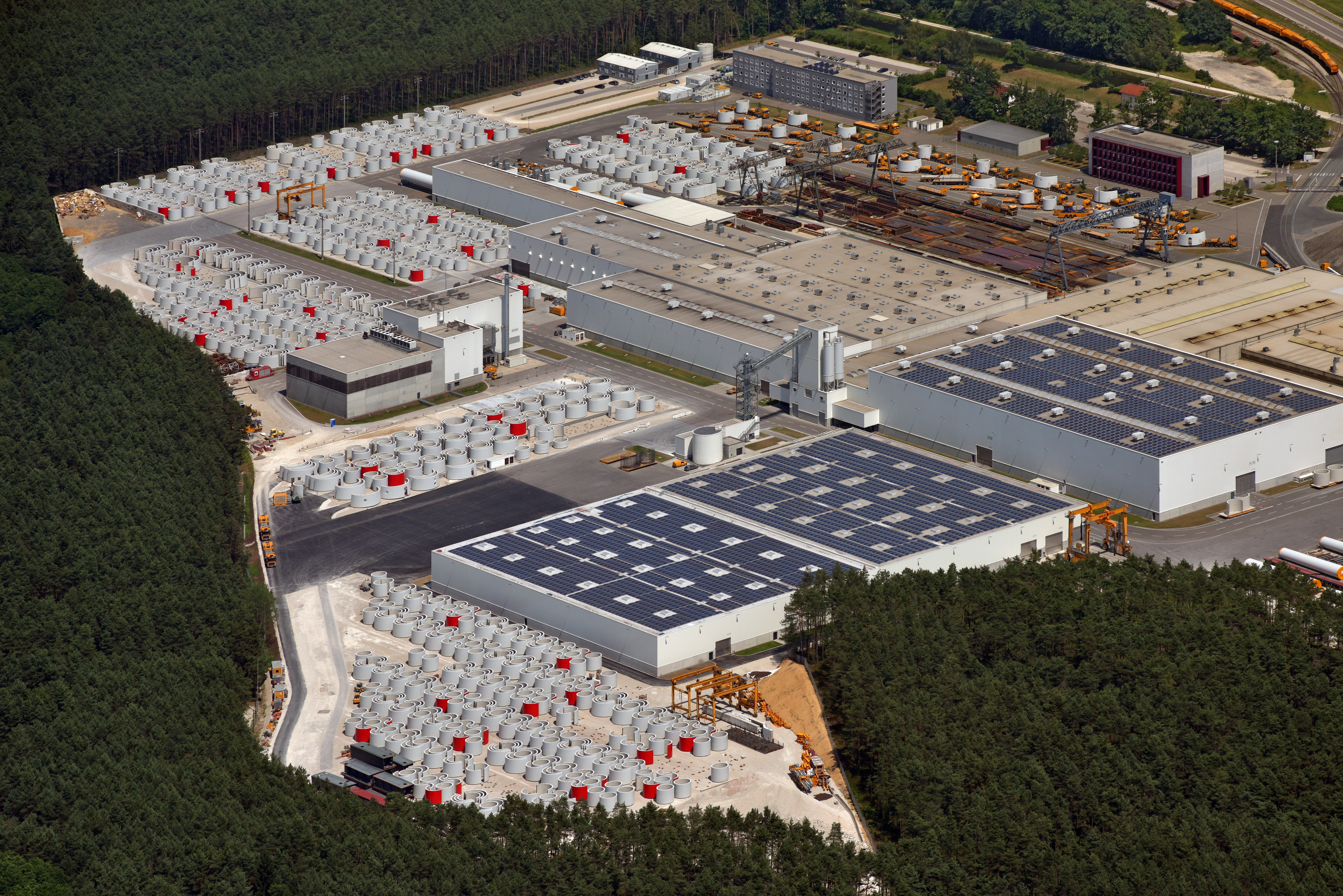 PV-Dachflächenanlagen auf den Produktionshallen der Firma Max Bögl