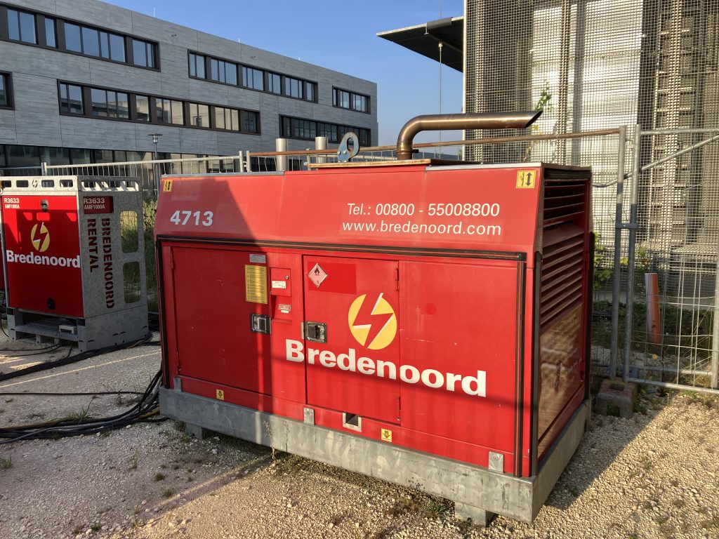 50 kVA Dieselaggregat (Leihgabe der Fa. Bredenoord); Foto: Ludwig Brey, FENES